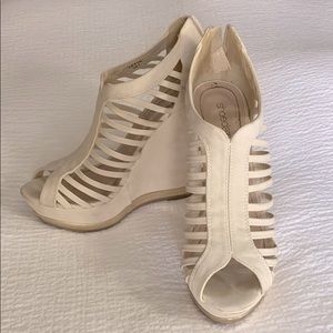 Shoedazzle strappy wedges size 7